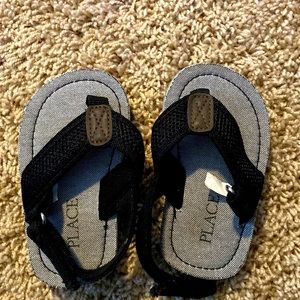 CHILDREN’S PLACE Toddler Flip Flop Sandals. Size 4-5